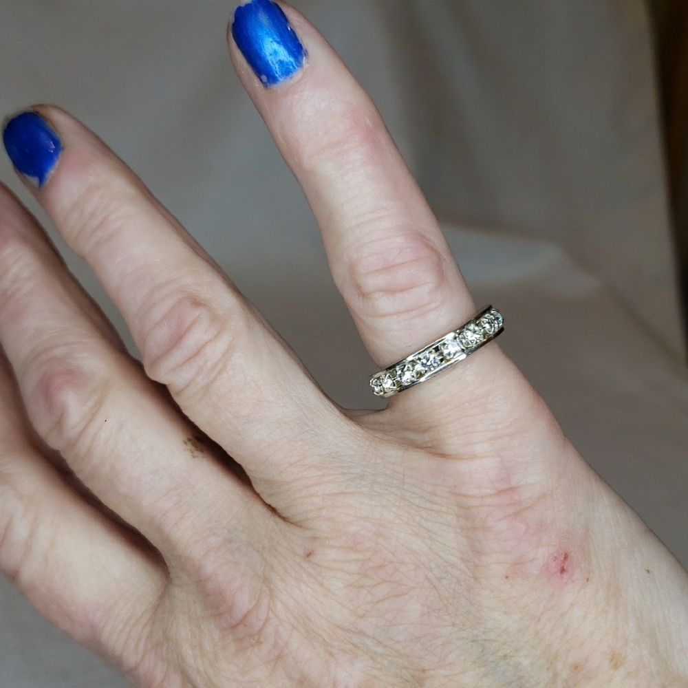 Dazzling Silver Women's Ring with Crystal Accents - Picture 2 of 6